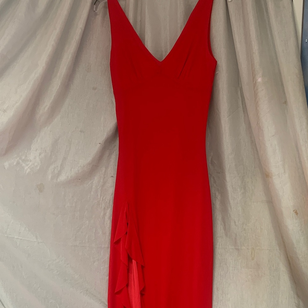 Sleek Red V-Neck Maxi Dress with Side Ruffle